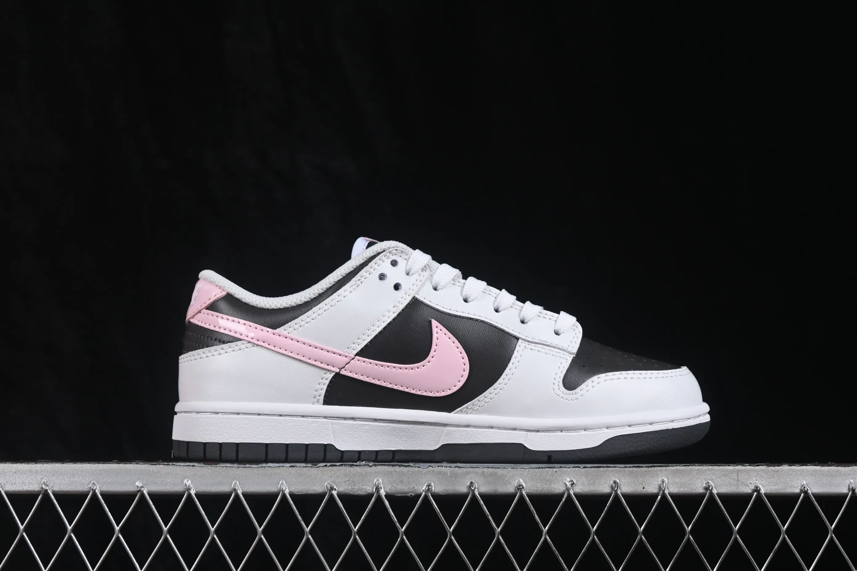 All categories Nk SB Dunk series Nk SB Dunk Low low-top sneakers Nike SB Dunk Low white, black and pink low-top casual sneakers IB8510-100